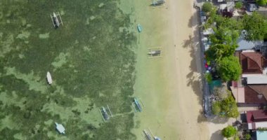 Sahil ile balıkçı tekneleri, video 4 k üstten güzel görünüm