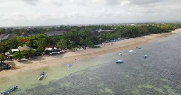 Узбережжя з рибальськими човнами, красивий вид зверху в 4k на відео — стокове відео