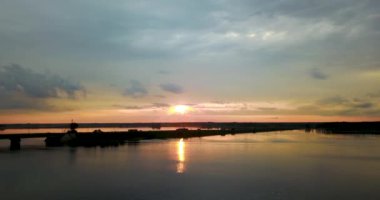 Nehir ve günbatımı üstten güzel görünüm