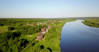 Büyük güzel nehrin üstten görünüm