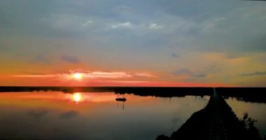 Nehir ve günbatımı üstten güzel görünüm