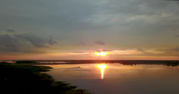 Belle vue depuis le sommet de la rivière et le coucher du soleil — Video