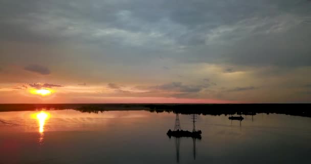 Prachtig uitzicht vanaf de top van de rivier en de zonsondergang — Stockvideo