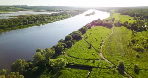 Het uitzicht vanaf de top van de grote mooie rivier — Stockvideo
