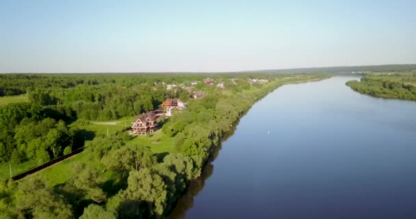 Het uitzicht vanaf de top van de grote mooie rivier — Stockvideo