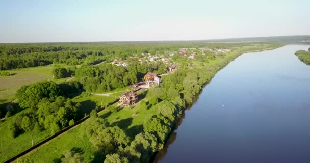 Вид з вершини великої красивої річки — стокове відео