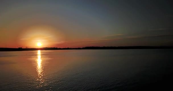 Prachtig uitzicht vanaf de top van de rivier en de zonsondergang — Stockvideo