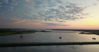 Nehir ve günbatımı üstten güzel görünüm