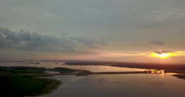 Nehir ve günbatımı 4k video üstten güzel görünüm