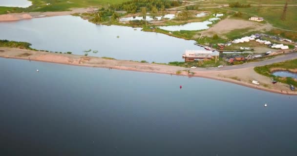 A vista do topo do grande belo rio — Vídeo de Stock