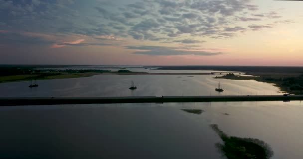 Hermosa vista desde la cima del río y puesta de sol — Vídeo de stock