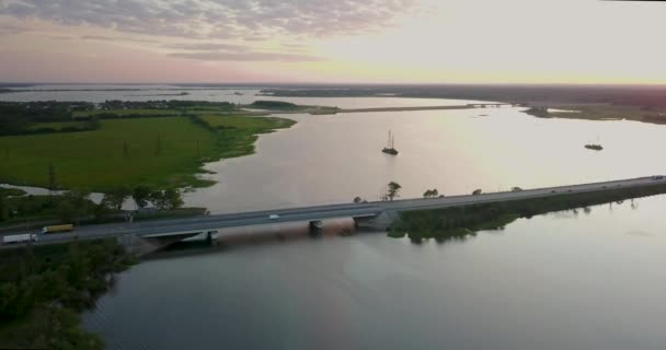 Hermosa vista desde la cima del río y puesta de sol — Vídeo de stock