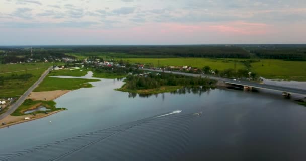 Prachtig uitzicht vanaf de top van de rivier en de zonsondergang — Stockvideo