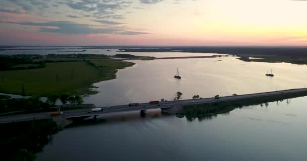 Belle vue depuis le sommet de la rivière et le coucher du soleil 