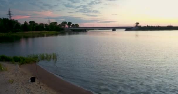 Schöne Aussicht von der Spitze des Flusses und Sonnenuntergang — Stockvideo