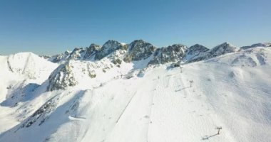 Avrupa'da, karlı dağlarda kayak merkezi