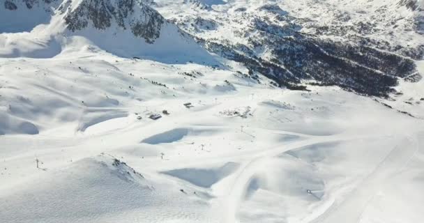 Skidorten i Europa, snötäckta berg — Stockvideo