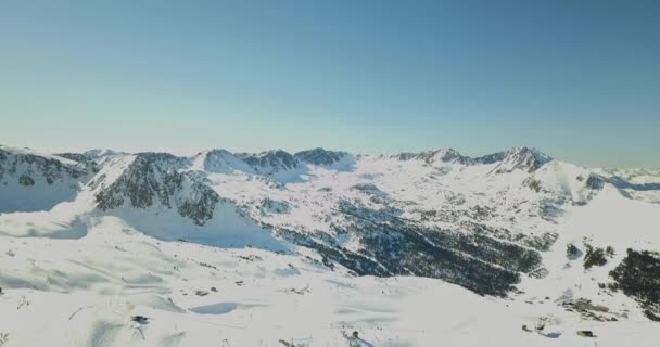 Comprensorio sciistico in Europa, montagne innevate — Video Stock