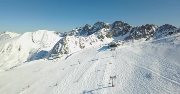 Estación de esquí en Europa, montañas nevadas — Vídeo de stock