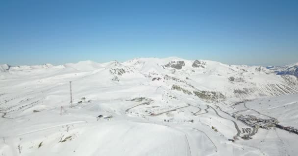 Skigebied in Europa, besneeuwde bergen — Stockvideo