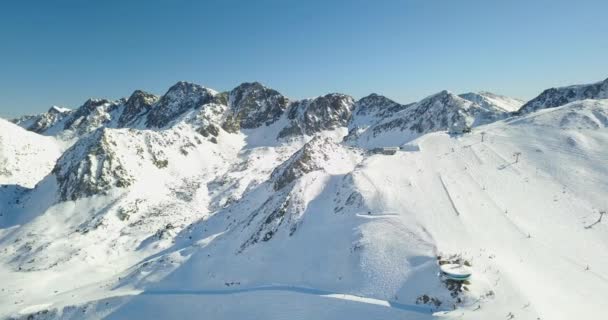 Skigebiet in Europa, verschneite Berge — Stockvideo