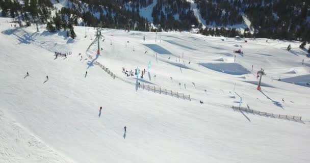 Estación de esquí en Europa, montañas nevadas — Vídeos de Stock