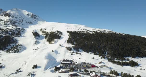 Estación de esquí en Europa, montañas nevadas — Vídeos de Stock