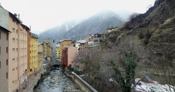 Vue du sommet de la ville de montagne d'Andore-la-Vieille, Catalogne, rivière de montagne — Video