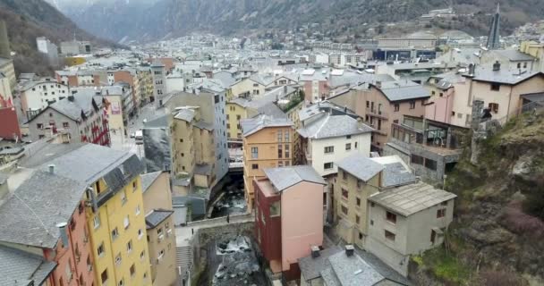 Uitzicht op de top van de berg stad andorra la vella, Catalonië — Stockvideo