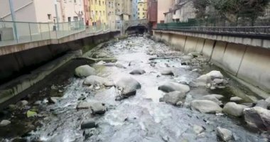 Dağ Andora la Vela, Katalonya, Şehir dağ nehir üstten görüntülemek
