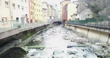 Dağ Andora la Vela, Katalonya, Şehir dağ nehir üstten görüntülemek