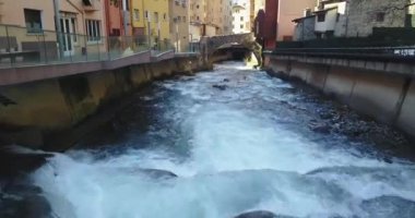 Dağ Andora la Vela, Katalonya, Şehir dağ nehir üstten görüntülemek