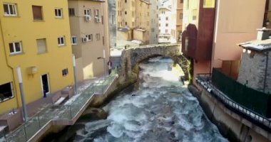 Dağ Andora la Vela, Katalonya, Şehir dağ nehir üstten görüntülemek