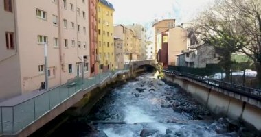 Dağ Andora la Vela, Katalonya, Şehir dağ nehir üstten görüntülemek