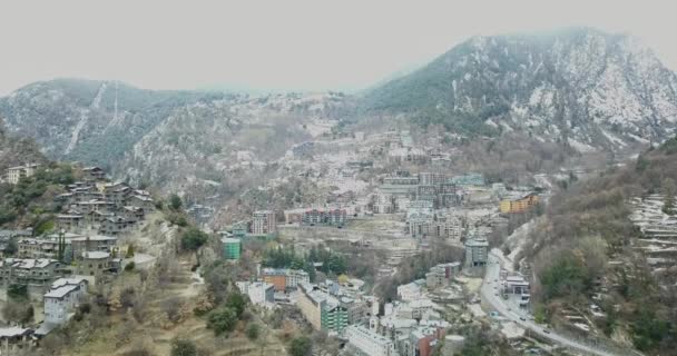 カタルーニアのアンドラ・ラ・ヴェラの山間の町の上からの眺め — ストック動画