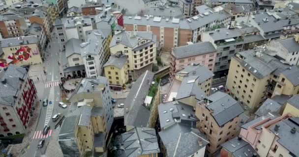 Uitzicht op de top van de berg stad andorra la vella, Catalonië — Stockvideo