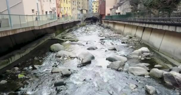 Вид с вершины горного города Андора-ла-Вела, Каталония, горная река — стоковое видео