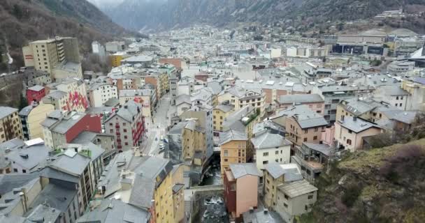 カタルーニアのアンドラ・ラ・ヴェラの山間の町の上からの眺め — ストック動画