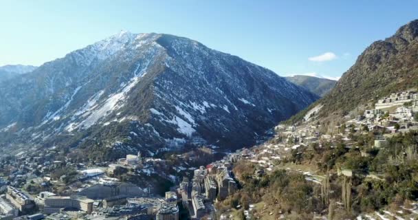 Uitzicht op de top van de berg stad andorra la vella, Catalonië — Stockvideo