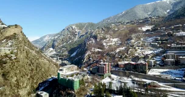 Blick von oben auf die Bergstadt andorra la vella, Katalonien — Stockvideo