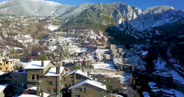 Uitzicht op de top van de berg stad andorra la vella, Catalonië — Stockvideo