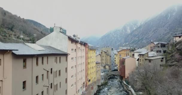 Vista dalla cima della città di montagna di Andora la Vela, Catalogna, fiume di montagna — Video Stock