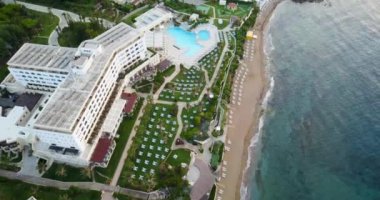 okyanusun dalgaları ile üstten güzel görünüm