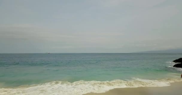 バリ島の美しいビーチで 4 k 映像、空撮ホワイトビーチします。 — ストック動画