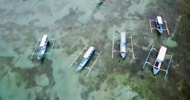 Prachtig uitzicht op de zeehaven met vissersboten, 4k video, vissersdorp — Stockvideo