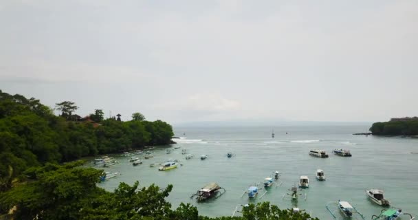 Bella vista sul porto di mare con barche da pesca, 4k video, villaggio di pescatori — Video Stock