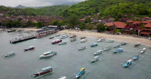 Красивий вид на морський порт з рибальськими човнами, 4k відео, рибальське село — стокове відео