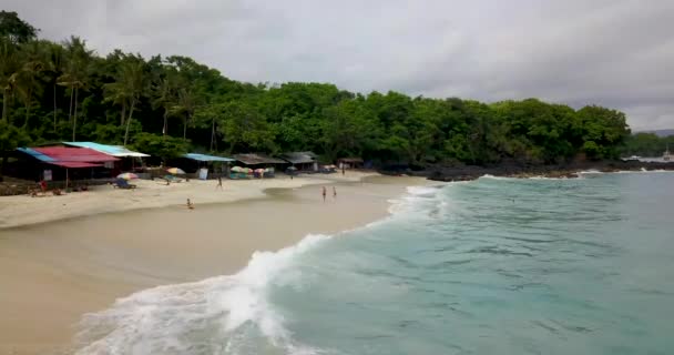 Прекрасний пляж пташиного польоту в 4 к відео, Білий пляж на острові Балі — стокове відео