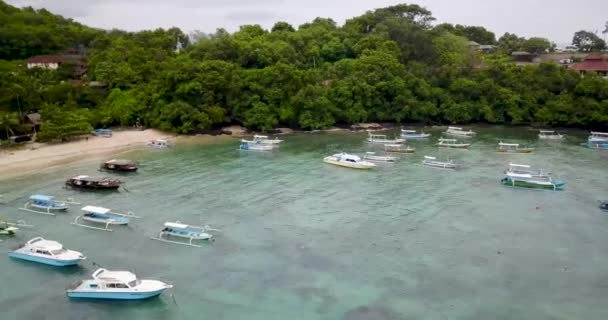 Hermosa vista del puerto marítimo con barcos de pesca, video 4k, pueblo de pescadores — Vídeos de Stock