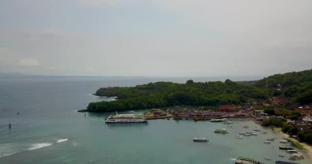 Bella vista sul porto di mare con barche da pesca, 4k video, villaggio di pescatori — Video Stock